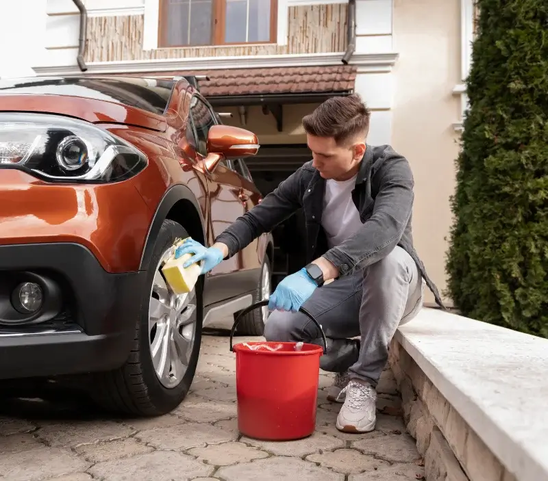 Lavage auto à domicile Moulidars : professionnel intervenant sur un véhicule